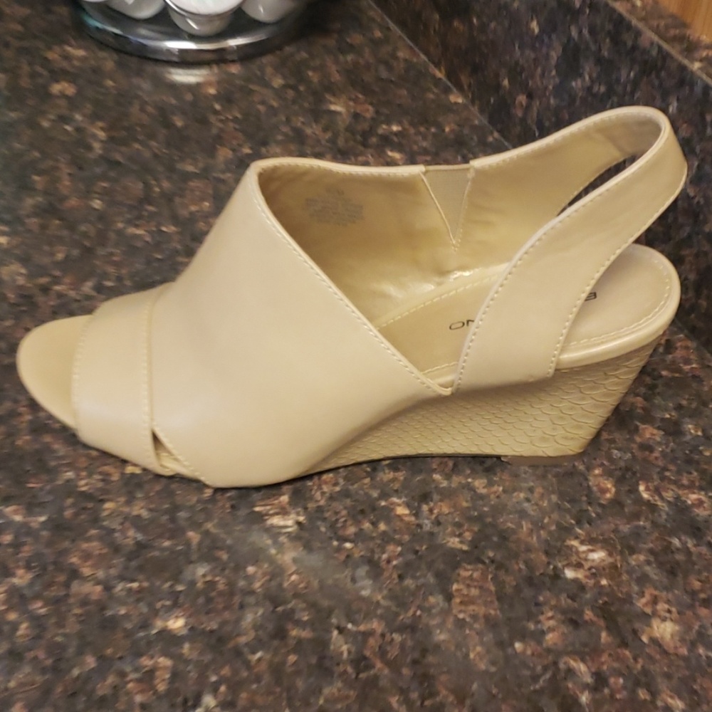 Bandolina wedge shoe size 8 1/2 M